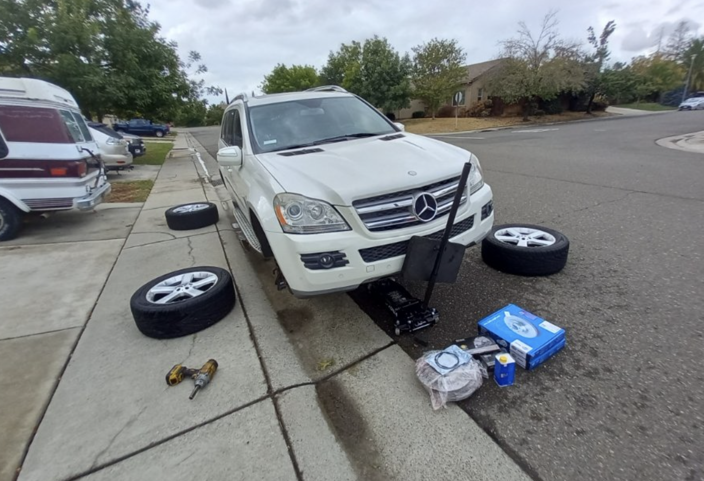 Colorado-Springs-tire-replacement This image shows roadside mechanic of choice in Colorado Spring